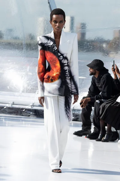 Look 16